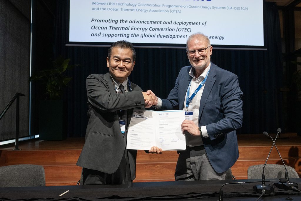 Left: Dr. IKEGAMI Yasuyuki, Chair of OTEA’s Executive Committee and Right: Dr. ir. Matthijs Soede, Chairman of the International Energy Agency’s Ocean Energy Systems (IEA-OES))